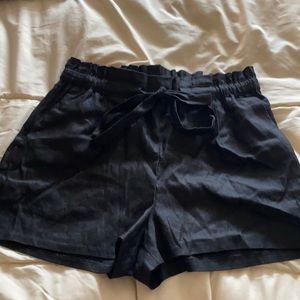 Paper bag high waist shortie, never worn. Size L